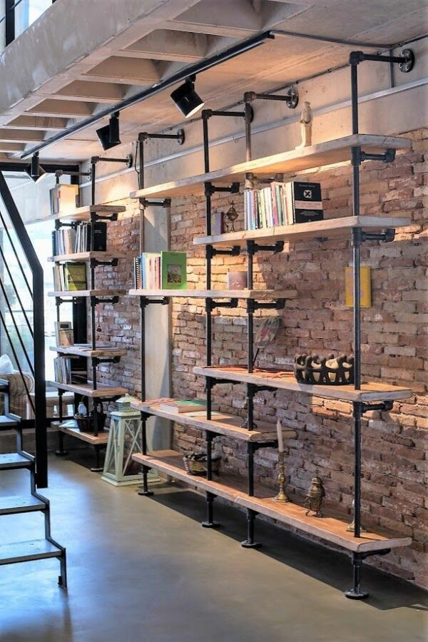 DIY industriële boekenkast op zolder gemaakt van loodgietersbuizen -... MC Fact