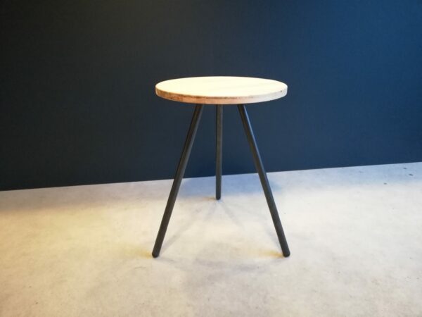 Table scandinave en raccord de plomberie bride d'angle pour vos déco de style industriel - MC Fact