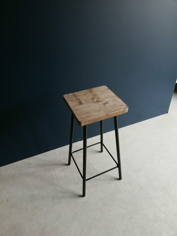 Tabouret de bar industriel avec bride angle scandinave noir - MC Fact