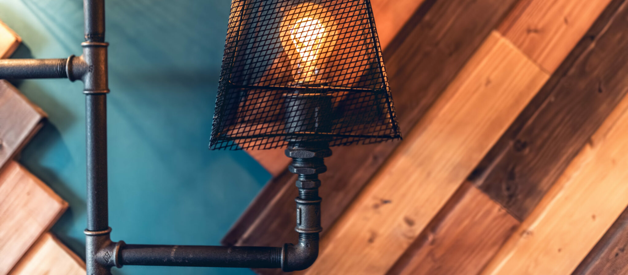 Deko-Blog Industrielle Lampe aus Rohr und Klempnerfitting mit industriellem Lampenschirm versehen