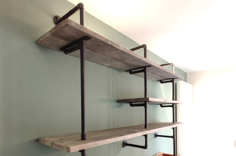 Industrial shelf with plumbing pipes - MC Fact